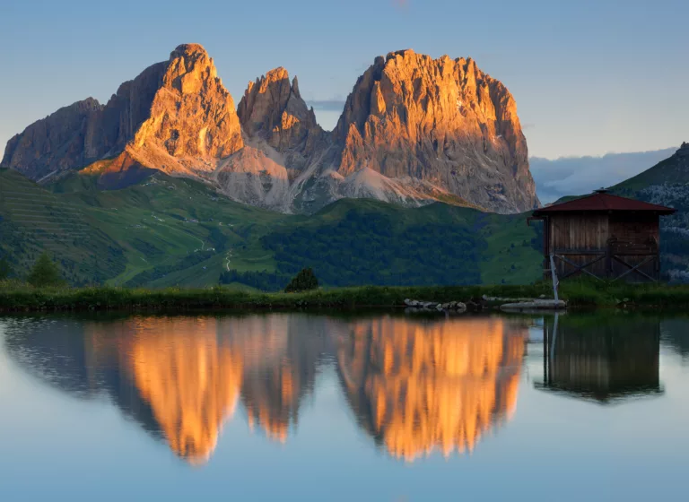 Blick über Bergsee am Plattkofel im Val di Fassa