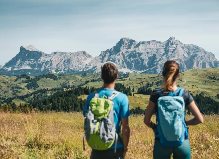 Wanderer blicken auf das Alta Badia