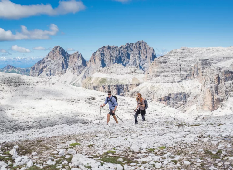 Wanderer im Fassatal auf dem Piz Boe