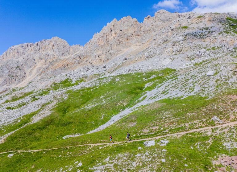 Schmaler Wanderpfad in Predazzo