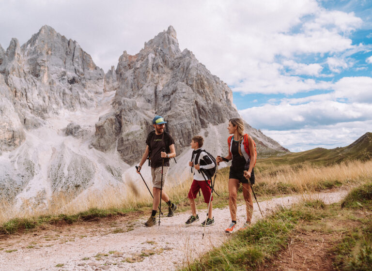 Familie wandert am Passo Rolle