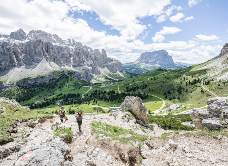 Wandernde am Grödnerjoch, Südtirol